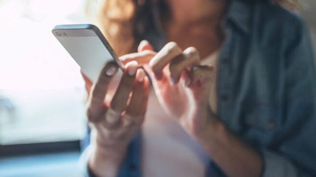 Condenan a un año de cárcel a una mujer que le reviso el celular al marido