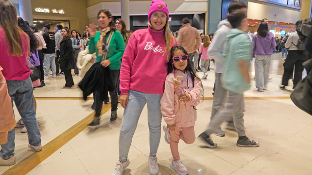 Una niña con la clásica muñeca en la mano para expresar su devoción por Barbie.