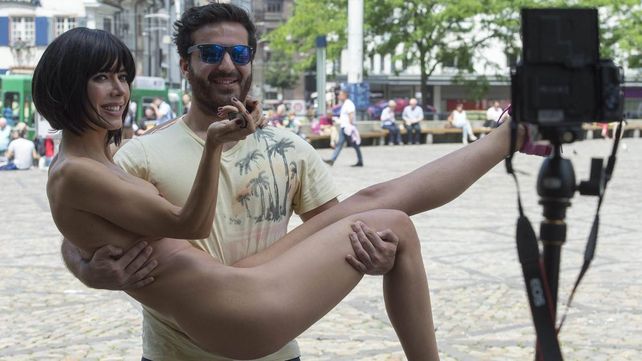 Artista conceptual se dejó manosear en la vía pública y terminó presa