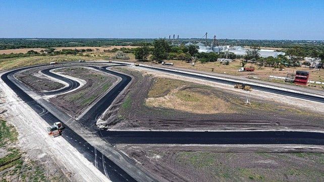 El comienzo del asfaltado en el kartódromo de La Paz.