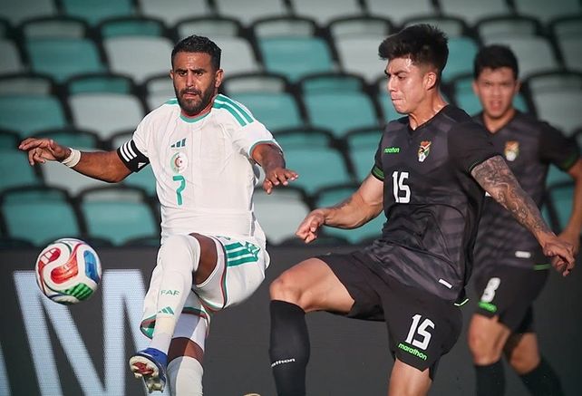 Riyad Mahrez (7) fue catalogado por Carlos Lampe como “el distinto” del equipo argelino.