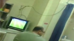 Polémica por el médico que no atendió por mirar fútbol