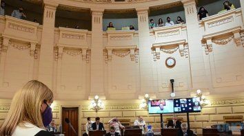 El Senado permitió que varias personas ocupen las gradas, algo que no sucede desde el inicio de la pandemia. Eso llamó la atención ya que ni siquiera se le permite a la prensa ingresar a trabajar para hacer la cobertura periodística. El Senado permitió que varias personas ocupen las gradas, algo que no sucede desde el inicio de la pandemia. Eso llamó la atención ya que ni siquiera se le permite a la prensa ingresar a trabajar para hacer la cobertura periodística.