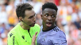 La Federación Española levantó la sanción a Vinicius y fustigó al VAR