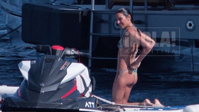 Disfrute pleno. Juanita Viale se divierte en el Mediterráneo. (Foto gentileza Hola)