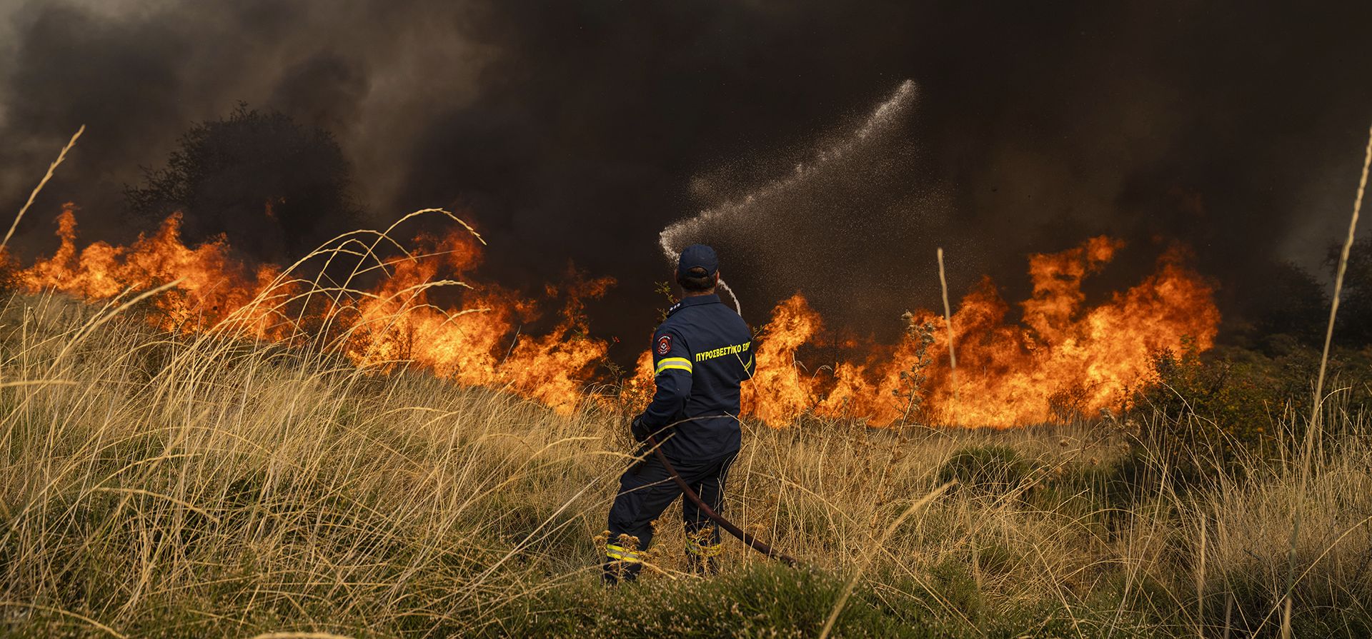 Un bombero intenta extinguir las llamas durante el tercer día de un incendio forestal en la aldea de Sofiana, a unos 142 kilómetros (88 millas) al oeste de Atenas, Grecia, el martes 1 de octubre de 2024. (Foto AP/Petros Giannakouris) Un bombero intenta extinguir las llamas durante el tercer día de un incendio forestal en la aldea de Sofiana, a unos 142 kilómetros (88 millas) al oeste de Atenas, Grecia, el martes 1 de octubre de 2024. (Foto AP/Petros Giannakouris)