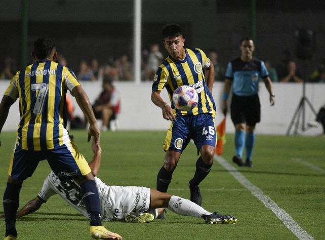 Kevin Ortiz venía bien pero no se cuidó para no recibir la segunda amarilla y fue echado. Una expulsión clave para Central.