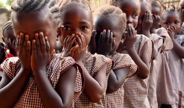 Aterrorizadas, niñas africanas esperan en fila para ser mutiladas en un país de Africa. La costumbre también está extendida a países árabes de Medio Oriente.