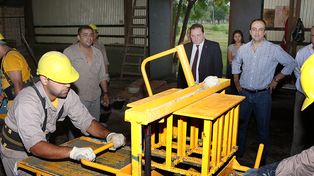Los ex limpiavidrios fabrican materiales para la construcción de viviendas sociales