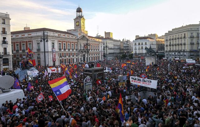 Grupos en rechazo a la monarquía salieron a las calles tras conocerse la noticia.