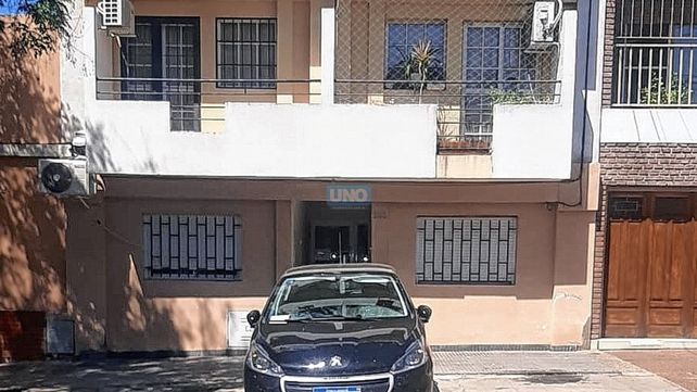 Polémica: autos multados por estar estacionados en la vereda