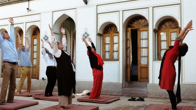 Irán prohíbe las clases de yoga por ser mixtas y con ropa inadecuada