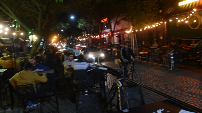 A las mesas y sillas en las veredas que impiden la normal circulación peatonal
