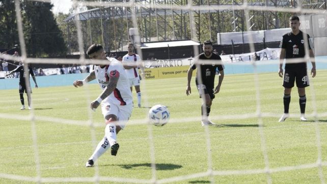 Ever Banega se hizo cargo y dispar&oacute; alto, a la derecha de Arce. Fue el 2 a 0 de Newell's sobre Riestra.
