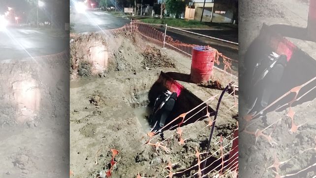 Un joven iba en moto cuando por una mala maniobra el vehículo se cayó en un pozo