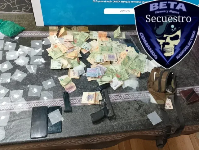 Persiguieron y aprehendieron a una pareja: le secuestraron drogas y dos armas de guerra cargadas