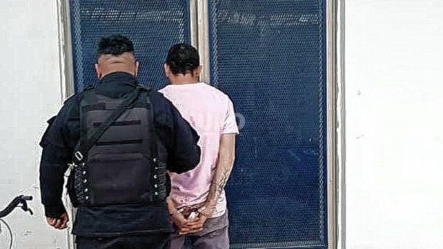 Detuvieron a un hombre que disparaba balazos al aire con un arma de guerra en barrio Loyola