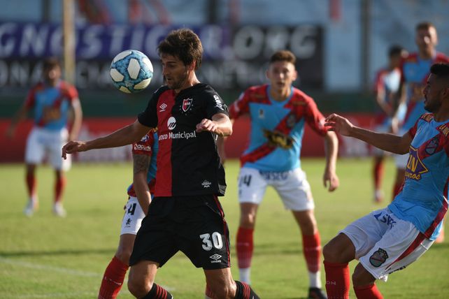 La domina. Albertengo cubre la pelota ante sus marcadores. Le cost&oacute; pelear arriba.
