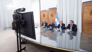 Guillermo Francos y Luis Caputo se reunieron por Zoom con gobernadores, pero no invitaron a Maximiliano Pullaro, cuyo gobierno tomó distancia del blanqueo de dólares en el colchón.&nbsp;