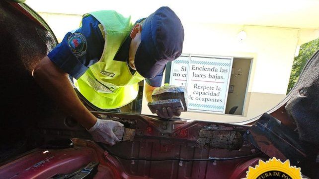En Paso Cerrito hallaron más de $243 millones ocultos en un doble fondo de un auto.