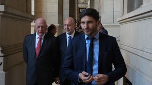 En junio del año pasado, el gobernador Maximiliano Pullaro y sus antecesores, Omar Perotti y Antonio Bonfatti, reclamaron en la Corte por la deuda previsional.