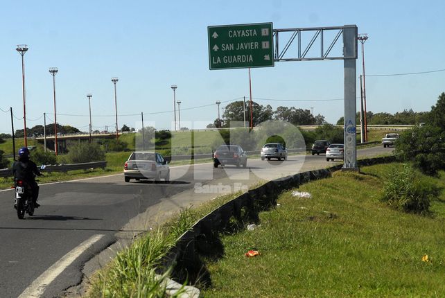 En la banquina. Los jóvenes se detuvieron para ayudar a una chica. Después fueron acusados de haber querido secuestrarla porque el padre hizo la denuncia en la Subcomisaría 6ª de La Guardia.&nbsp;