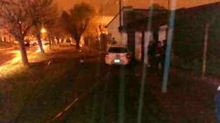 La Policía incautó drogas en el vehículo que chocó un poste de luz y un portón en calle Garrigó