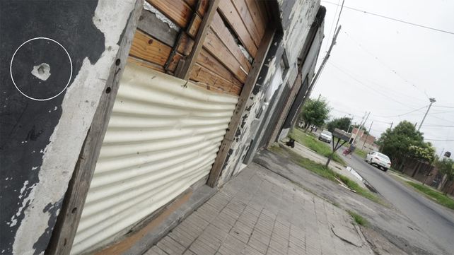 Juan B. Justo al 8400, en el lugar donde se produjo la balacera que dejó a un hombre herido de consideración.