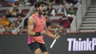 Carlos Alcaraz venció a Daniil Medvedev e irá por el título en la final del ATP de Beijing.