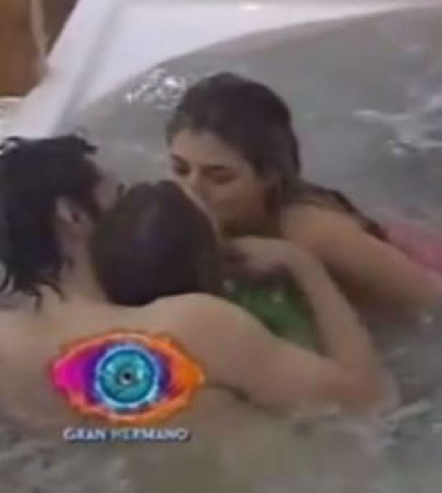 De a cuatro. En Gran Hermano hubo cambio de parejas hot.