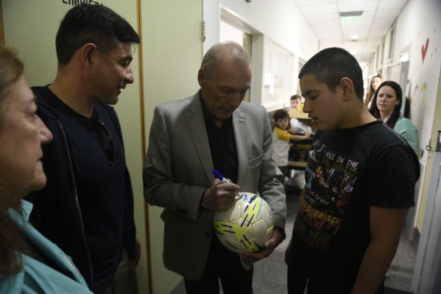 Russo firmó, además de pelotas, muchos autógrados. Fue una visita tan emotiva como necesaria.
