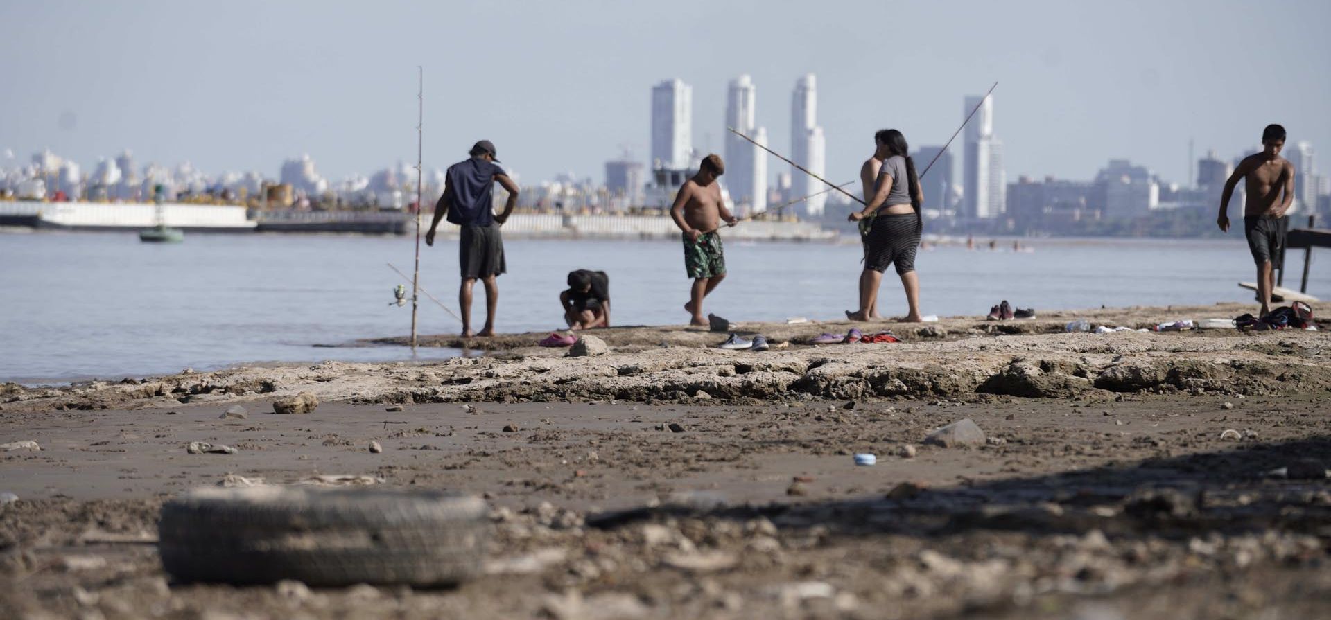 Jóvenes pescadores en Costa Alta. Especialistas dicen que la bajante del Paraná empeorará en este inicio de 2022.