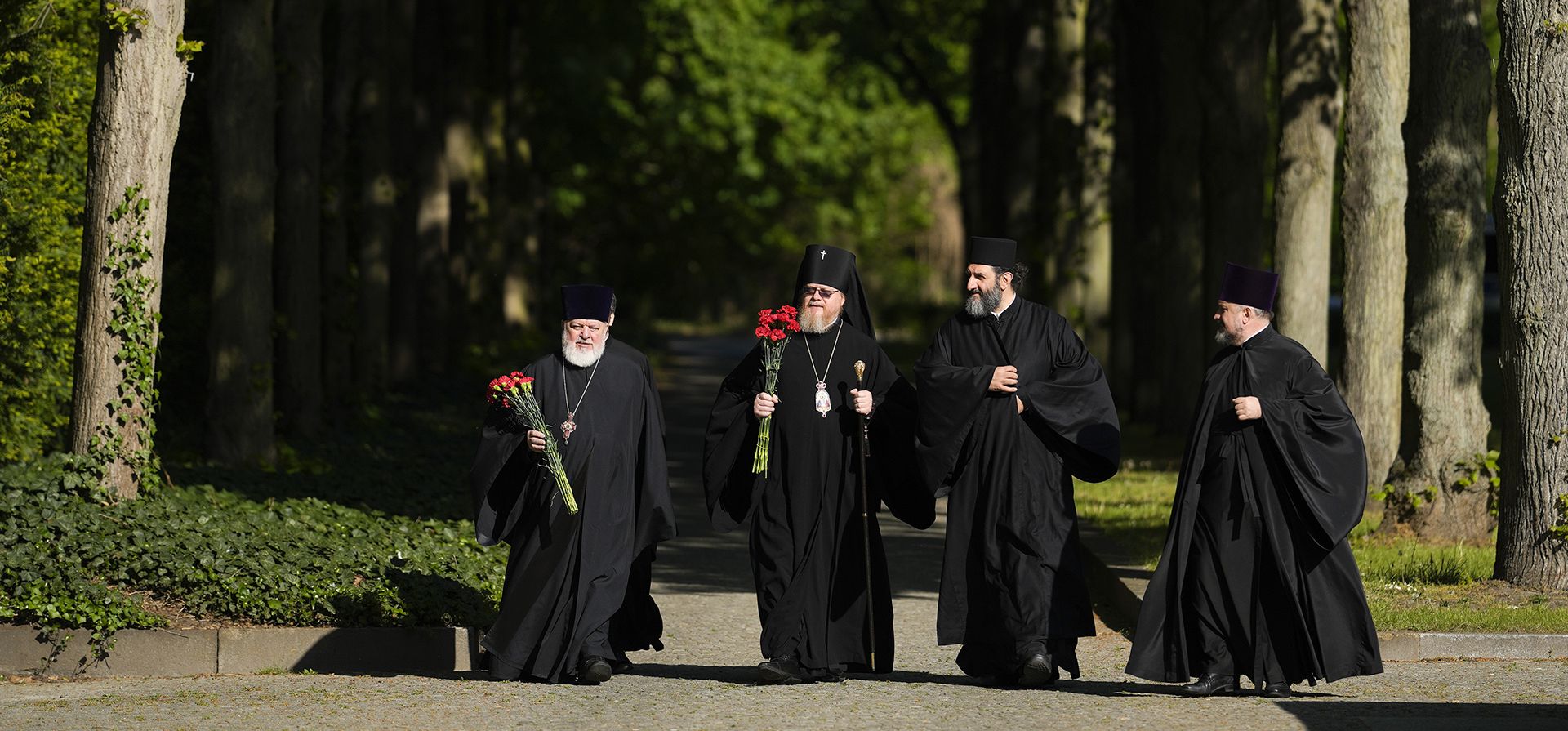 Sacerdotes ortodoxos rusos llegan para una ceremonia de colocación de coronas para conmemorar el final de la Segunda Guerra Mundial hace 77 años en el Monumento a los caídos en la guerra soviética en el distrito de Treptow en Berlín, Alemania, el lunes 9 de mayo de 2022.