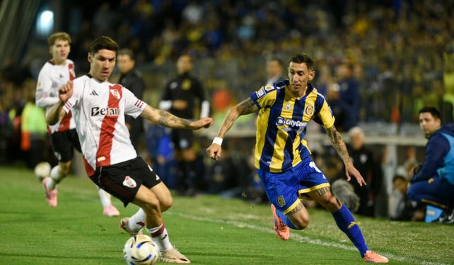 Central. Di María intenta superar a Gonzalo Montiel