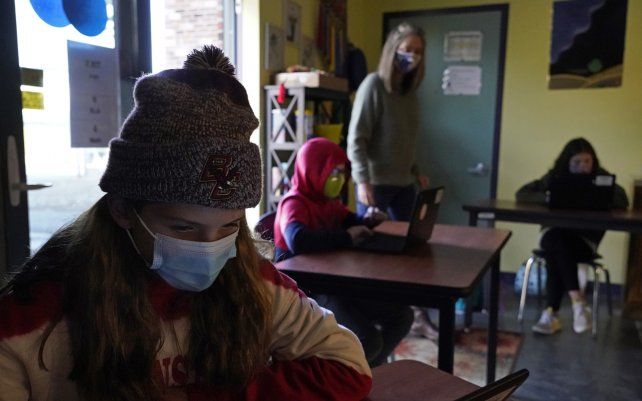 En un número creciente de escuelas de EE.UU., los estudiantes asisten a una clase en un Día de Acción de Gracias más complejo de la historia que involucra conflicto, injusticia y un nuevo enfoque en los nativos que vivieron en Nueva Inglaterra durante cientos de años antes de la llegada de los colonos europeos.