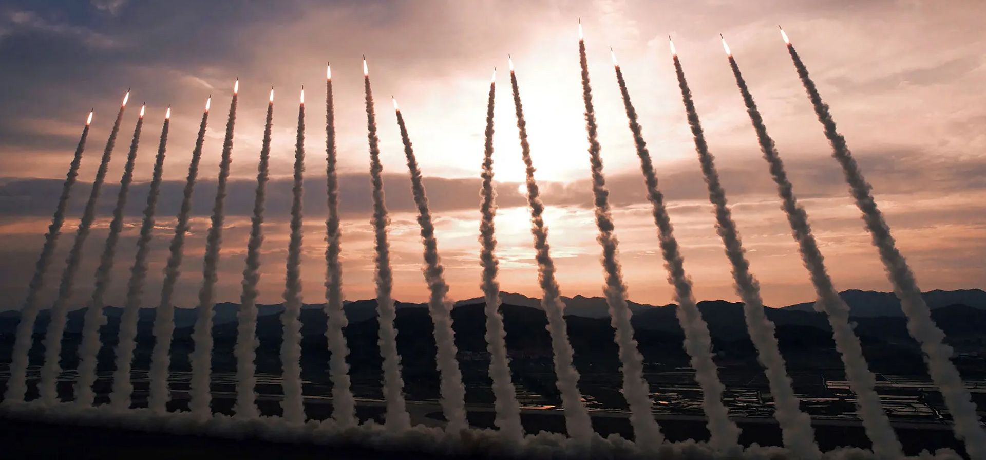 Publicó imágenes de un sistema de lanzacohetes múltiples, un día después de que Seúl acusara a Pyongyang de disparar una andanada de misiles balísticos de corto alcance, Corea del Norte. Fotografía: KCNA/AFP/Getty Images Publicó imágenes de un sistema de lanzacohetes múltiples, un día después de que Seúl acusara a Pyongyang de disparar una andanada de misiles balísticos de corto alcance, Corea del Norte. Fotografía: KCNA/AFP/Getty Images