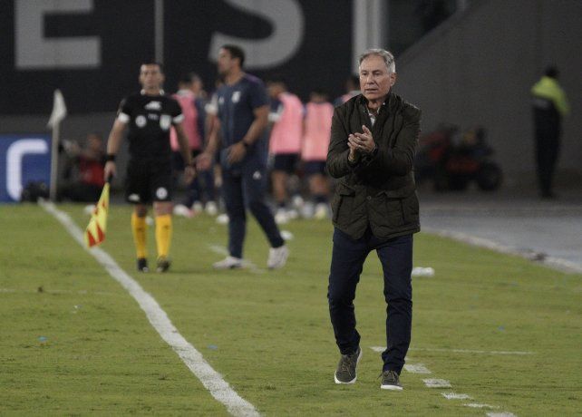 Ariel Holan ya piensa el Central que pondrá en cancha el próximo sábado en el Gigante ante Gimnasia.