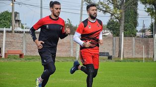 Sebastián Sosa Sánchez (a la izquierda) se movió con normalidad en el predio La Capillita.