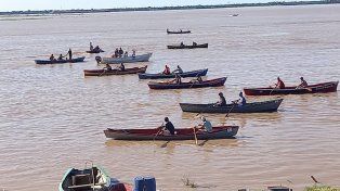 Pescadores de Puerto Sánchez participaron de una carrera de canoas