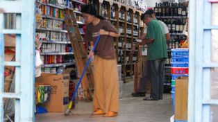 Feroz pelea entre el encargado de un súper chino y un ladrón, que terminó grave en el Heca