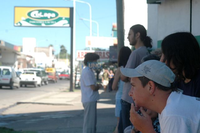 En 2009 los vecinos se concentraron en la puerta de planta para reclamar por la contaminación en la zona. Foto UNO.&nbsp;