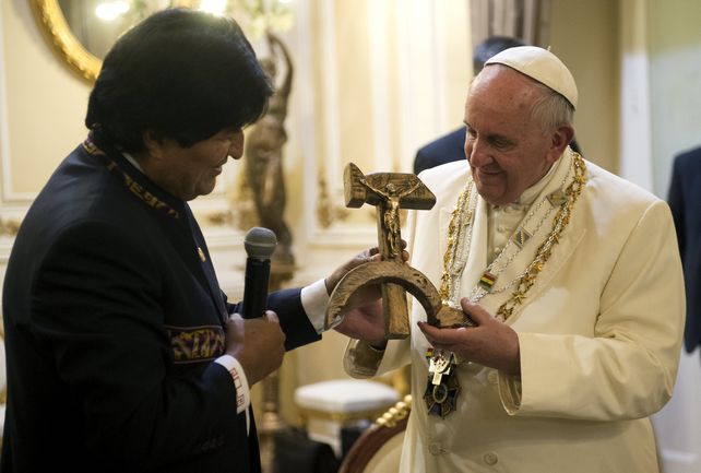 “Eso no está bien”. Fue la opinión del Papa sobre el extraño crucifijo.