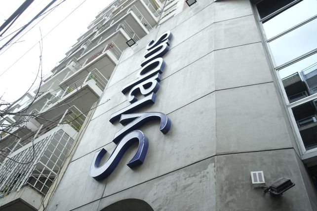 Frente renovado del centro médico Sylabus, en calle Tucumán 2095.