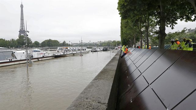 La crecida del Sena obligó al cierre del Louvre y pone en alerta a París