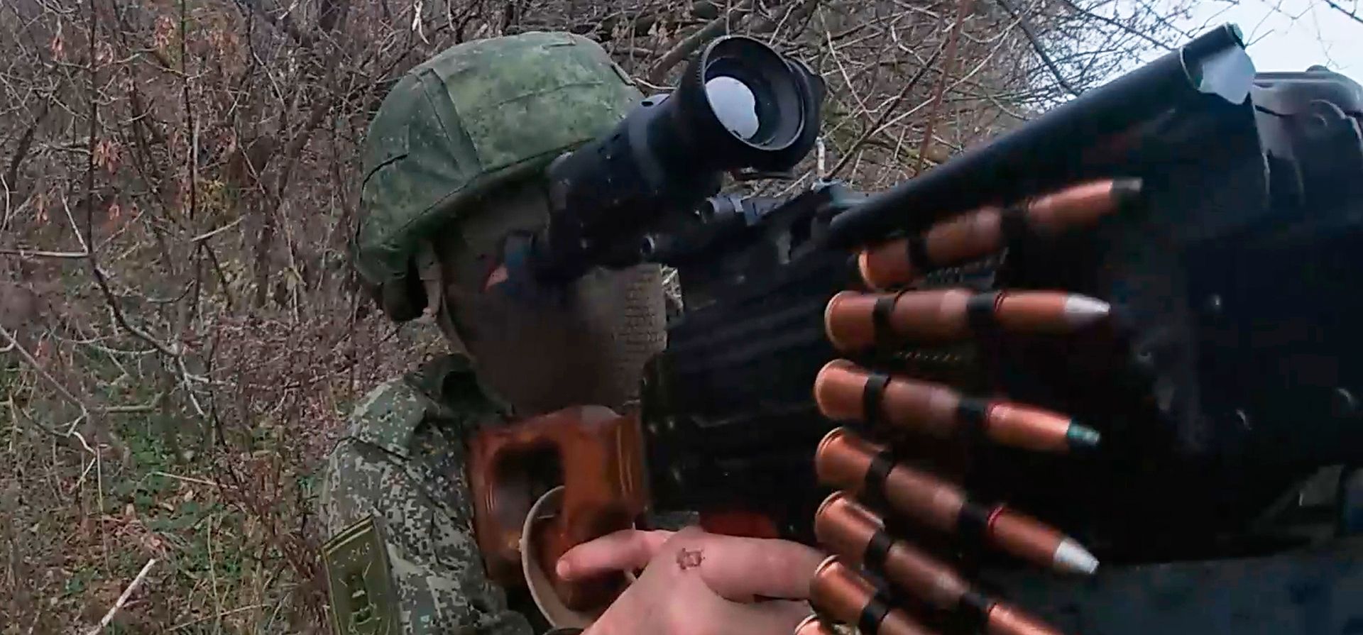 Imagen tomada de un video proporcionado por el servicio de prensa del Ministerio de Defensa ruso el martes 18 de noviembre de 2025, un militar ruso dispara en un lugar no revelado de Ucrania. (Servicio de Prensa del Ministerio de Defensa ruso vía AP) Imagen tomada de un video proporcionado por el servicio de prensa del Ministerio de Defensa ruso el martes 18 de noviembre de 2025, un militar ruso dispara en un lugar no revelado de Ucrania. (Servicio de Prensa del Ministerio de Defensa ruso vía AP)