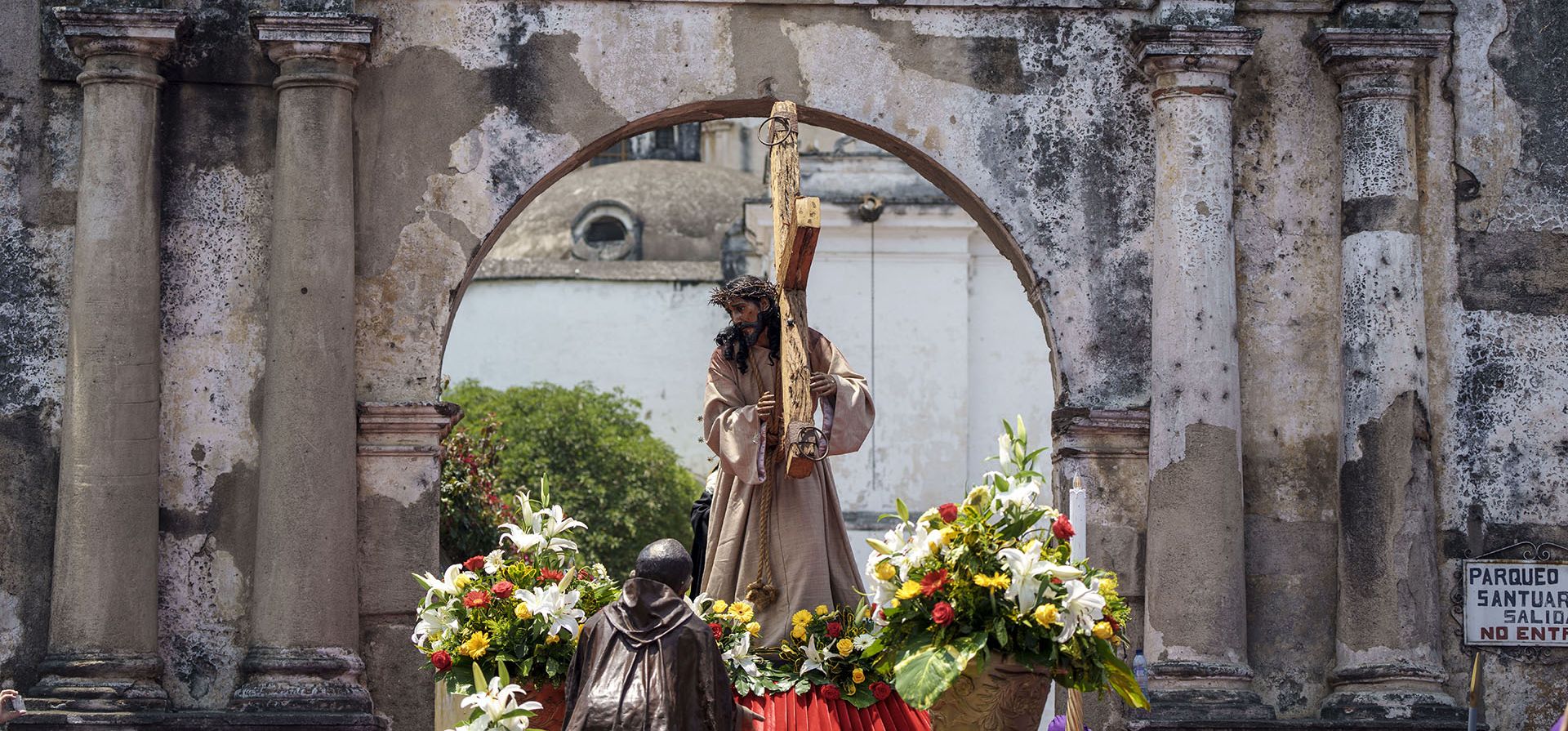 Una estatua de Jesucristo es llevada en una carroza religiosa durante una procesión del Jueves Santo, en Antigua, Guatemala. Procesiones y carrozas religiosas desfilan por las calles de todo el país durante la Semana Santa, en conmemoración de la última semana del vida terrena de Jesucristo que culmina con su crucifixión el Viernes Santo y su resurrección el Domingo de Resurrección.