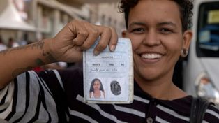 Filmada en San Pablo, una mujer muestra su carteira assinada, que es la libreta de trabajo, en el film que se estrena hoy en Rosario.