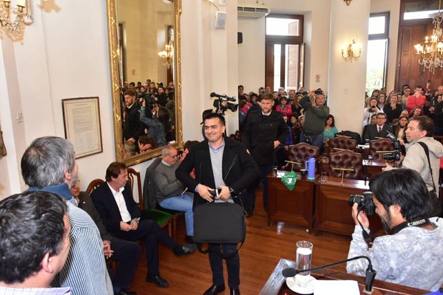 David Cáceres encabeza la fila de concejales del FPV que abandonaron el recinto.&nbsp;
