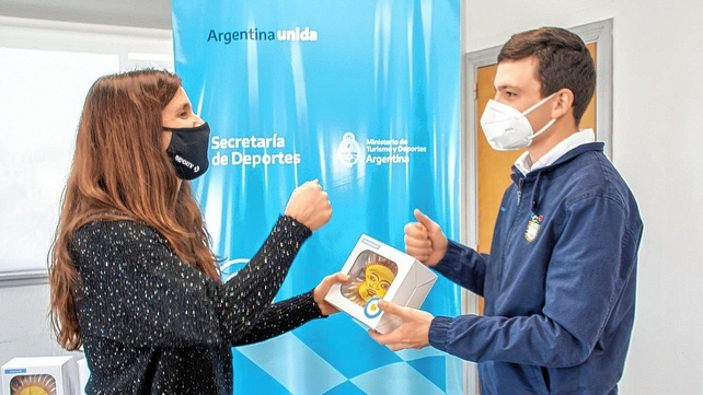 El santafesino Alexis&nbsp;Eberhardt&nbsp;recibe la bandera nacional por parte de la secretaria de deportes de la Nación