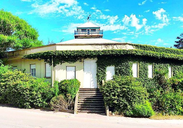 El hotel fue fundado el 15 de diciembre de 1913 por iniciativa de pioneros que llegaron a la costa desde Bélgica.